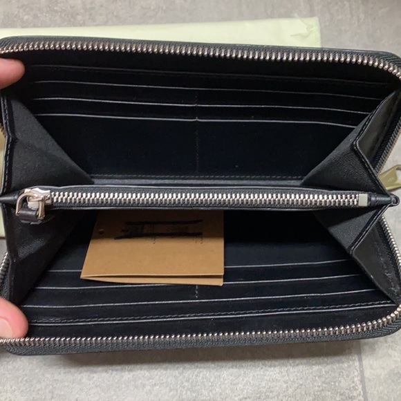 New with tags Authentic - Burberry Logo long zip around wallet in calf skin - Picture 6 of 8